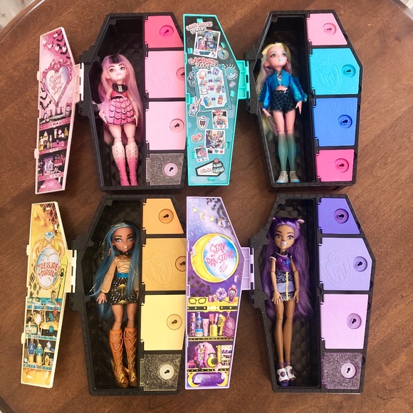 Monster High, Bundle, Skulltimate Secrets, 4 Dolls, 4 Lockers, & Accessories - Picture 2 of 11